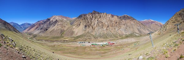 Techniques pour intégrer des touches d'argent dans une tenue sans paraître trop extravagante