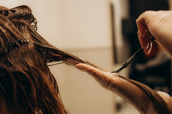Des idées couleurs de cheveux femme pour magnifier la noisette